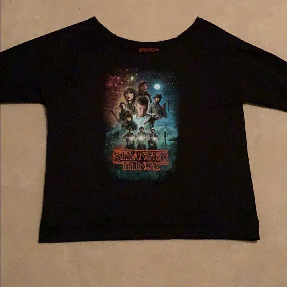 A off the  shoulder longed sleeves shirt.